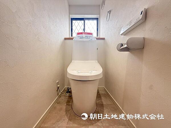 【トイレ】清潔感のある優しいベースカラー！ご入居時から気持ちよくお使いいただけます。