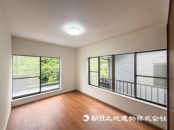 【洋室】柔らかい陽光が差し込む明るいお部屋を演出する設計！！彩光の取れる窓が気持ちの良いお部屋です！