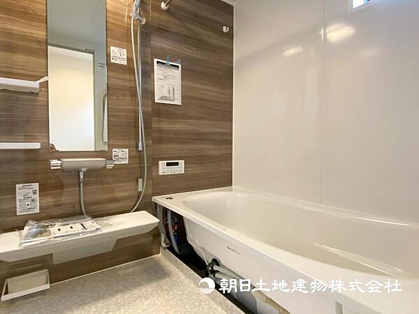 【浴室】お洗濯にも重宝する浴室乾燥機付き。寒い時期もいつも温かいお湯に浸かれる追い焚き機能付きです。