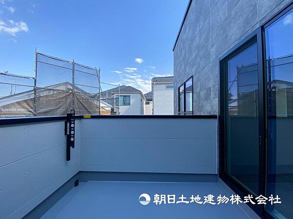 【バルコニー】ワイドスパンのバルコニー！奥行きがあるタイプ！洗濯物が沢山干せて陽はいっぱいあたります