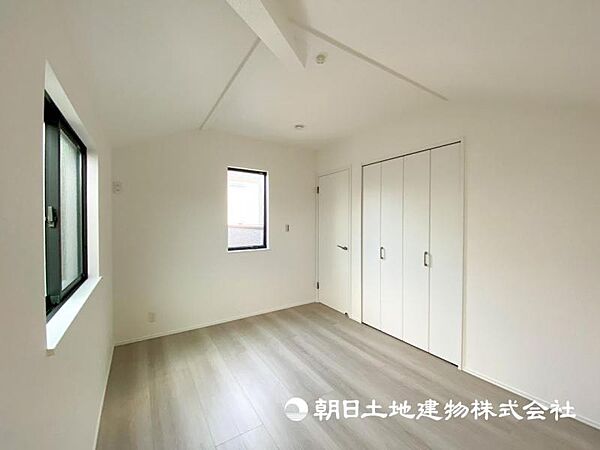 【洋室】大きな窓からたっぷりと陽光が注がれる明るい空間です。家族の成長に対応できる永住仕様の間取り！