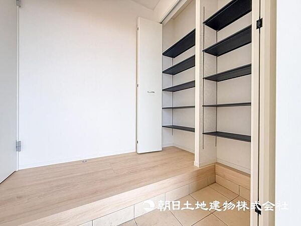 【玄関】明るく広い玄関には収納力に優れたシューズボックス。　靴をスッキリと整頓することができます