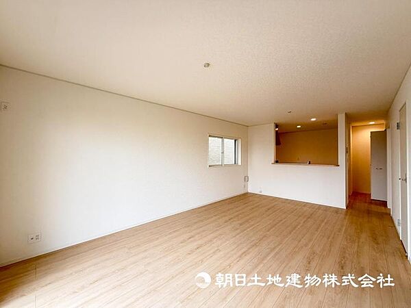 【リビング】家族だんらんの時間が増えそうなこだわりの空間！！大型の家具を配置しても余裕があります