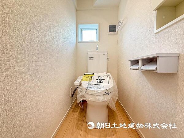 【トイレ】温水洗浄便座付きで年中快適なトイレです。クロスや床の色味も落ち着ける空間です