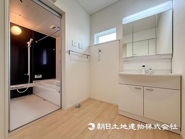 【洗面・脱衣所】日常使う場所だからこそ、機能性と収納力を兼ね備えた洗面台を採用です。毎日の朝の支度が楽しみになりますね。