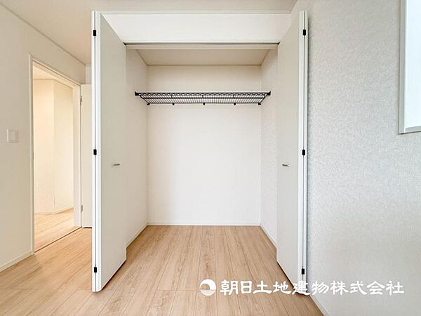 【収納】クローゼットにはスーツ類から丈の長いコート類まで何でも収納できる便利なスペースです。衣装ケースと併用することでセーター類なども収納でき自分だけのスペースにできます。