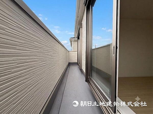 【バルコニー】思わず大きく深呼吸したくなるバルコニー！空が青く、近く、広く感じる事が出来ます