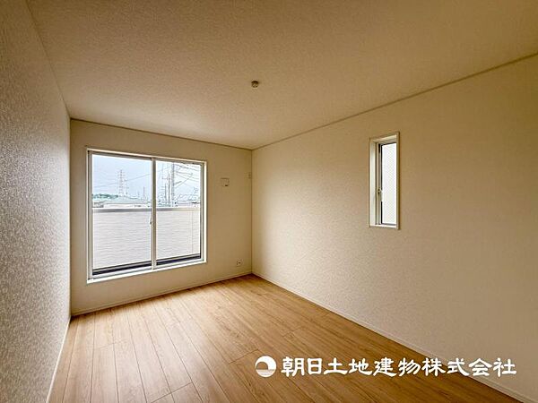 【洋室】大きな窓からたっぷりと陽光が注がれる明るい空間です。家族の成長に対応できる永住仕様の間取り！
