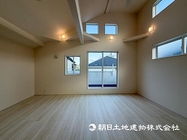 【リビング】ダイニングテーブルやソファーの家具も配置できます。ゆったりとした広さの空間です