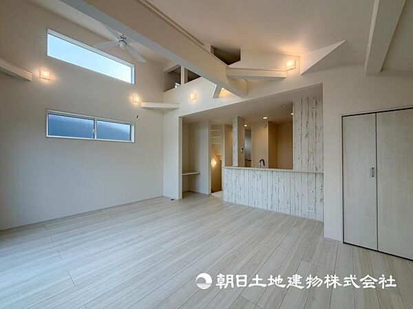 【リビング】家族だんらんの時間が増えそうなこだわりの空間！！大型の家具を配置しても余裕があります