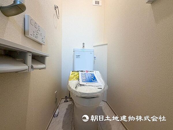 【トイレ】温水洗浄便座付きで年中快適なトイレです。クロスや床の色味も落ち着ける空間です