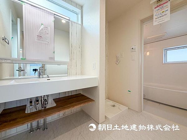 【洗面・脱衣所】日常使う場所だからこそ、機能性と収納力を兼ね備えた洗面台を採用です。毎日の朝の支度が楽しみになりますね。