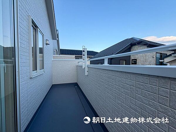 【バルコニー】思わず大きく深呼吸したくなるバルコニー！空が青く、近く、広く感じる事が出来ます