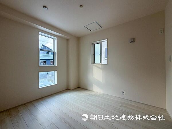 【洋室】大きな窓からたっぷりと陽光が注がれる明るい空間です。家族の成長に対応できる永住仕様の間取り！