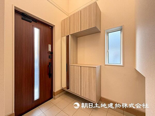 【玄関】無駄な動きもなく広くとられたスペースで家族が出入りしやすい玄関まわりです