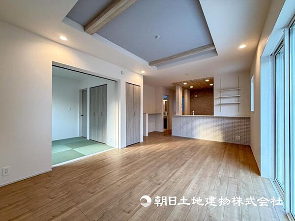 【リビング】家族だんらんの時間が増えそうなこだわりの空間！！大型の家具を配置しても余裕があります