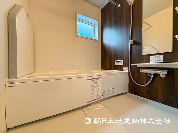 【浴室】お洗濯にも重宝する浴室乾燥機付き。寒い時期もいつも温かいお湯に浸かれる追い焚き機能付きです。