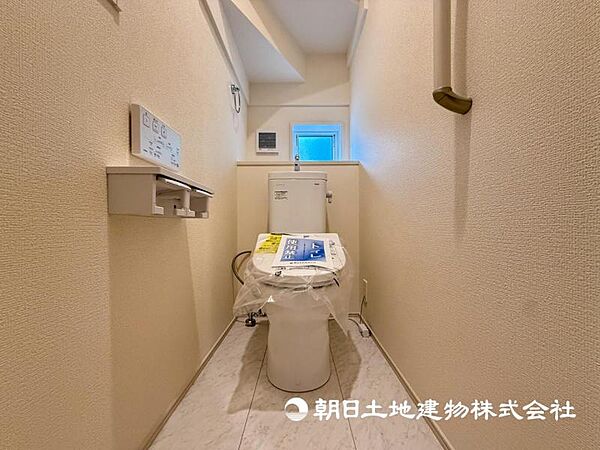 【トイレ】温水洗浄便座付きで年中快適なトイレです。クロスや床の色味も落ち着ける空間です