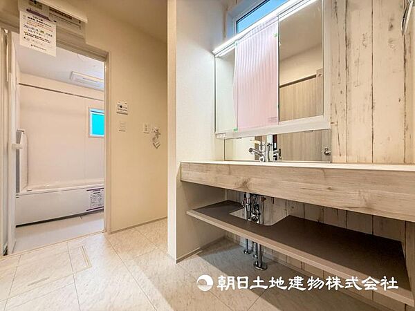 【洗面台】十分な大きさの洗面台は、身だしなみチェックや歯磨きなど、朝の慌ただしい時間でも余裕とゆとりを感じて頂けます。