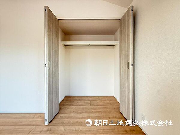 【収納】クローゼットにはスーツ類から丈の長いコート類まで何でも収納できる便利なスペースです。衣装ケースと併用することでセーター類なども収納でき自分だけのスペースにできます。