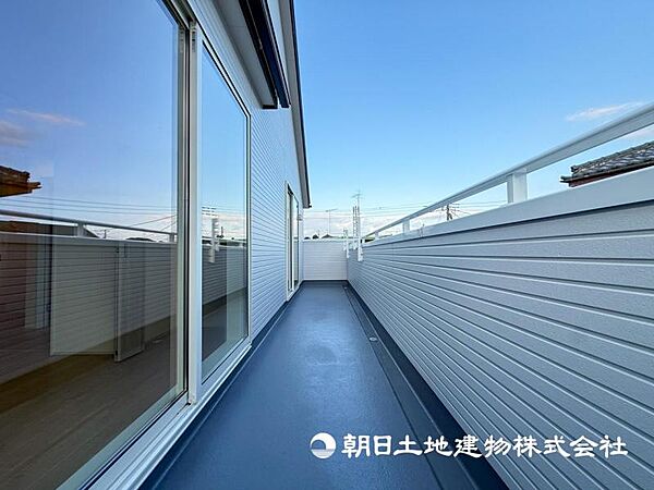 【バルコニー】思わず大きく深呼吸したくなるバルコニー！空が青く、近く、広く感じる事が出来ます