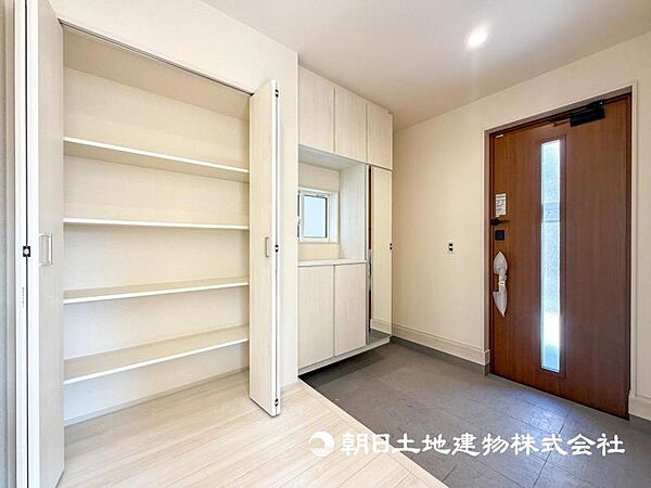 【玄関】明るく広い玄関には収納力に優れたシューズボックス。　靴をスッキリと整頓することができます