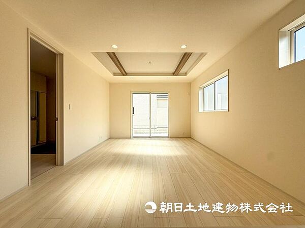 【リビング】ダイニングテーブルやソファーの家具も配置できます。ゆったりとした広さの空間です
