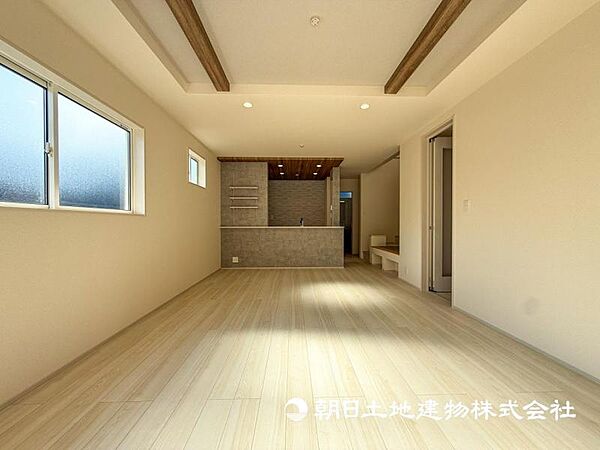 【リビング】休日はおひさまの光をたっぷりと取りこめるリビングでゆったりと過ごしませんか？