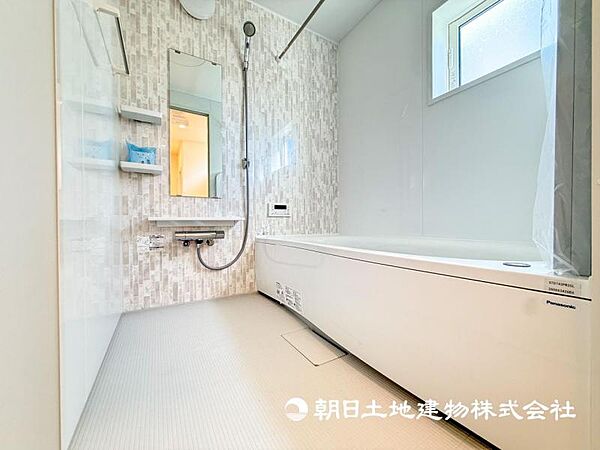 【浴室】お洗濯にも重宝する浴室乾燥機付き。寒い時期もいつも温かいお湯に浸かれる追い焚き機能付きです。