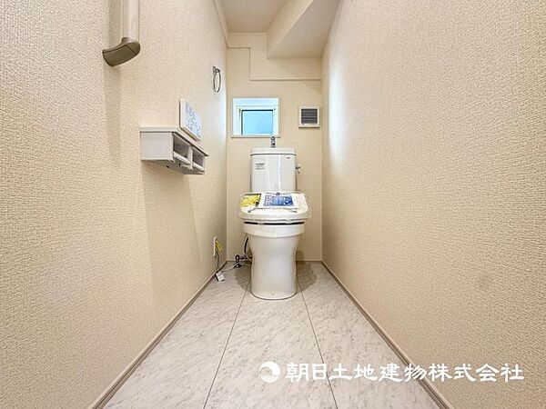 【トイレ】温水洗浄便座付きで年中快適なトイレです。クロスや床の色味も落ち着ける空間です