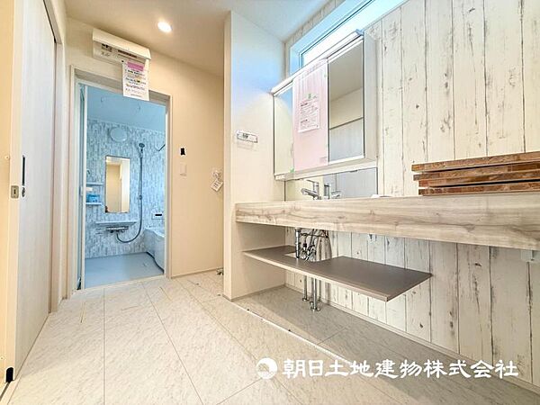 【洗面・脱衣所】日常使う場所だからこそ、機能性と収納力を兼ね備えた洗面台を採用です。毎日の朝の支度が楽しみになりますね。