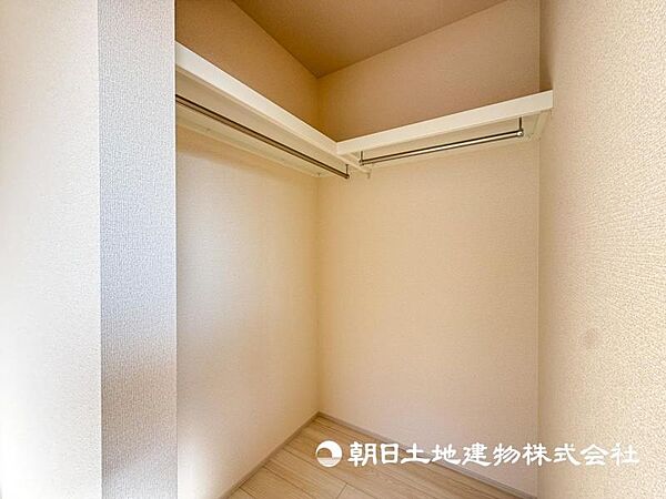 【収納】クローゼットにはスーツ類から丈の長いコート類まで何でも収納できる便利なスペースです。衣装ケースと併用することでセーター類なども収納でき自分だけのスペースにできます。