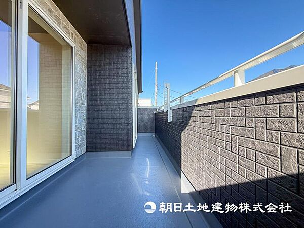 【バルコニー】ワイドスパンのバルコニー！奥行きがあるタイプ！洗濯物が沢山干せて陽はいっぱいあたります
