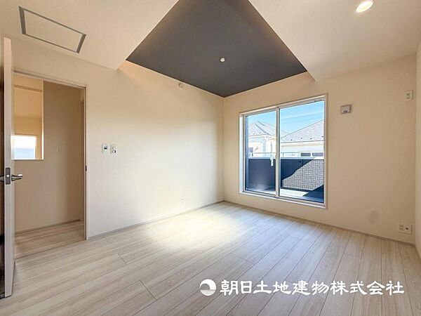 【洋室】大きな窓からたっぷりと陽光が注がれる明るい空間です。家族の成長に対応できる永住仕様の間取り！