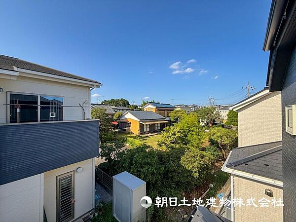 【眺望現地】朝の澄んだ空気や、夕方に吹く清々しい風を五感で感じられるバルコニー。