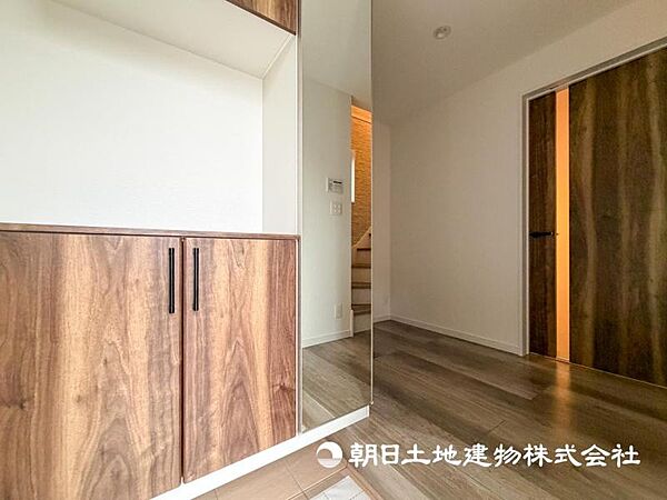 【玄関】玄関開けて真っすぐ進めば大切な家族が待っています。