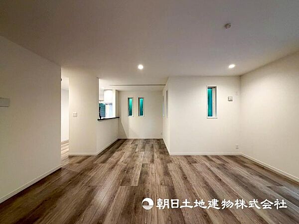 【リビング】ダイニングテーブルやソファーの家具も配置できます。ゆったりとした広さの空間です