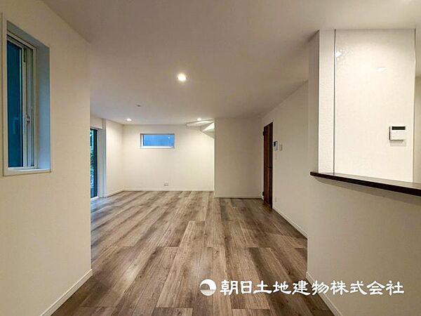 【リビング】家族だんらんの時間が増えそうなこだわりの空間！！大型の家具を配置しても余裕があります