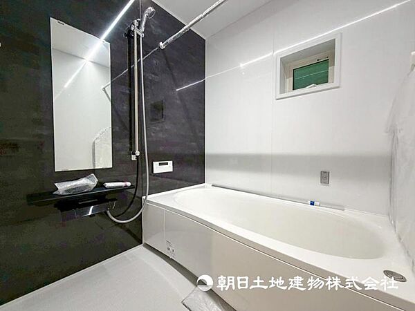 【浴室】お洗濯にも重宝する浴室乾燥機付き。寒い時期もいつも温かいお湯に浸かれる追い焚き機能付きです。