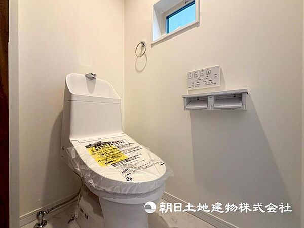 【トイレ】温水洗浄便座付きで年中快適なトイレです。クロスや床の色味も落ち着ける空間です