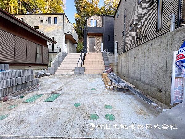 【外観】道路面との高低差もなく落ち着いて車庫入れ可能です！！前面道路の幅員もしっかりあります
