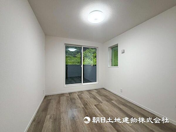【洋室】大きな窓からたっぷりと陽光が注がれる明るい空間です。家族の成長に対応できる永住仕様の間取り！