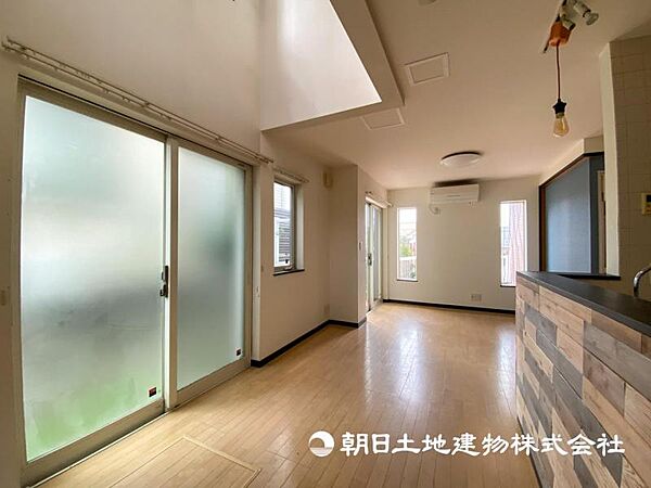 【リビング】家族だんらんの時間が増えそうなこだわりの空間！！大型の家具を配置しても余裕があります