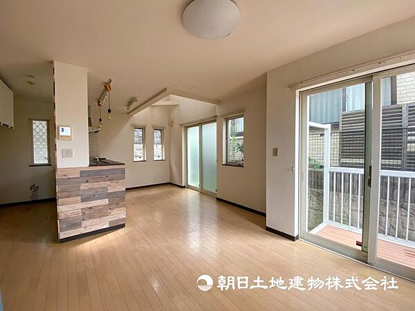 【リビング】休日はおひさまの光をたっぷりと取りこめるリビングでゆったりと過ごしませんか？