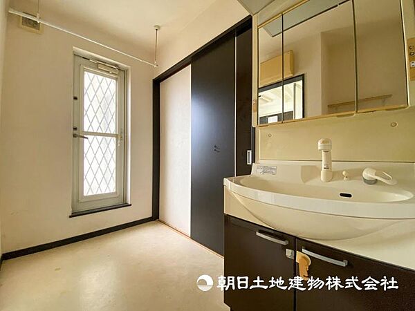 【洗面・脱衣所】日常使う場所だからこそ、機能性と収納力を兼ね備えた洗面台を採用です。毎日の朝の支度が楽しみになりますね。