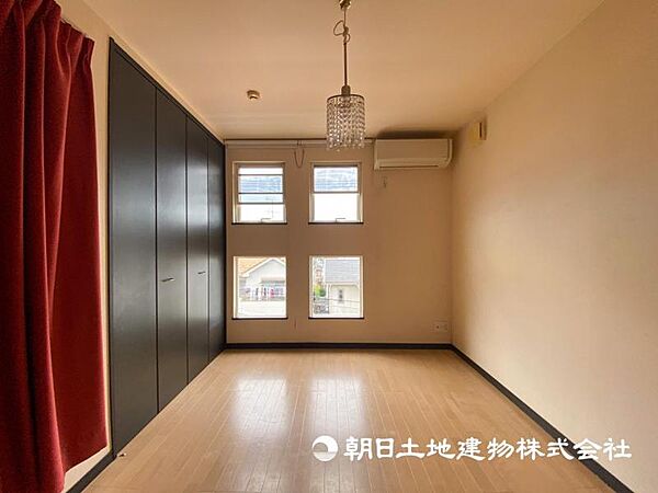 【洋室】大きな窓からたっぷりと陽光が注がれる明るい空間です。家族の成長に対応できる永住仕様の間取り！