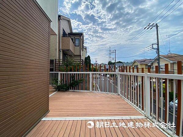 【設備】リビングからつながるウッドデッキは、まるでカフェテラス。天気の良い日は外で朝食を楽しんだり、家族や友人とBBQをしたり、暮らしがもっと豊かに♪