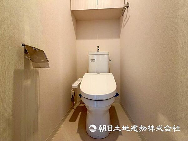 【トイレ】温水洗浄便座付きで年中快適なトイレです。クロスや床の色味も落ち着ける空間です