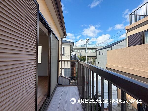 【バルコニー】思わず大きく深呼吸したくなるバルコニー！空が青く、近く、広く感じる事が出来ます