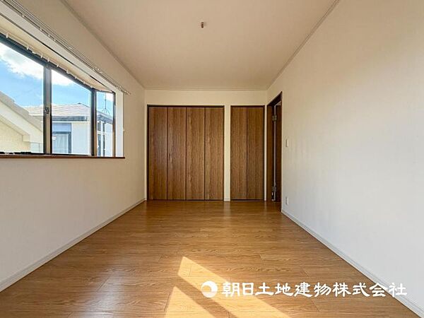 【洋室】光が取り込みやすい2面採光の居室。日当たり良好です。しっかりした大きさのクローゼットを完備！